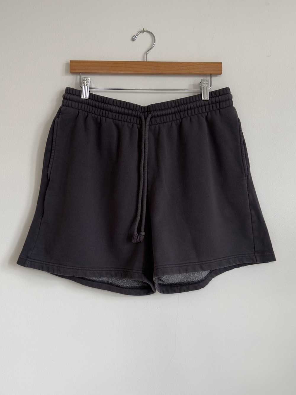 Aritzia Tna Cozy Sweatfleece Boyfriend Hi Mid-Thigh Short Dark Grey Large